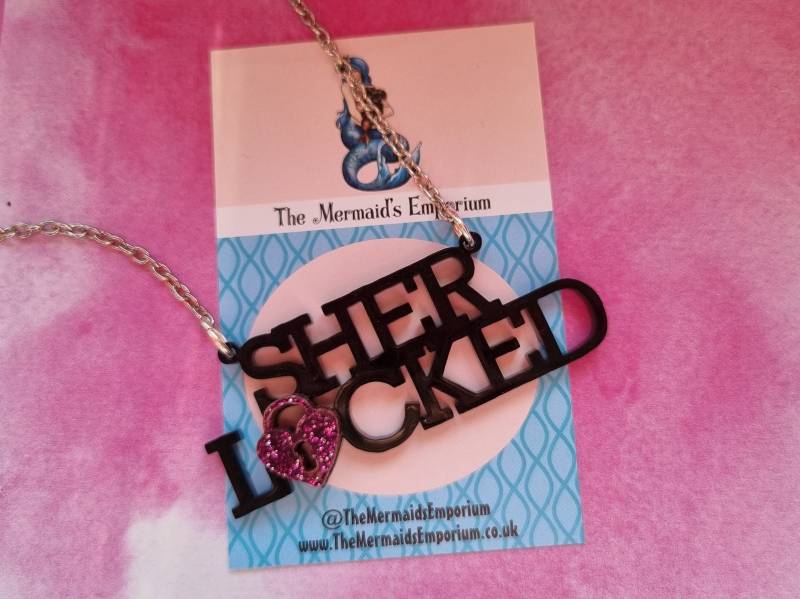 Sherlocked Acryl-Halskette/Sherlock Holmes Unique Tv Detektiv Perlenohrringe von TheMermaidsEmporium