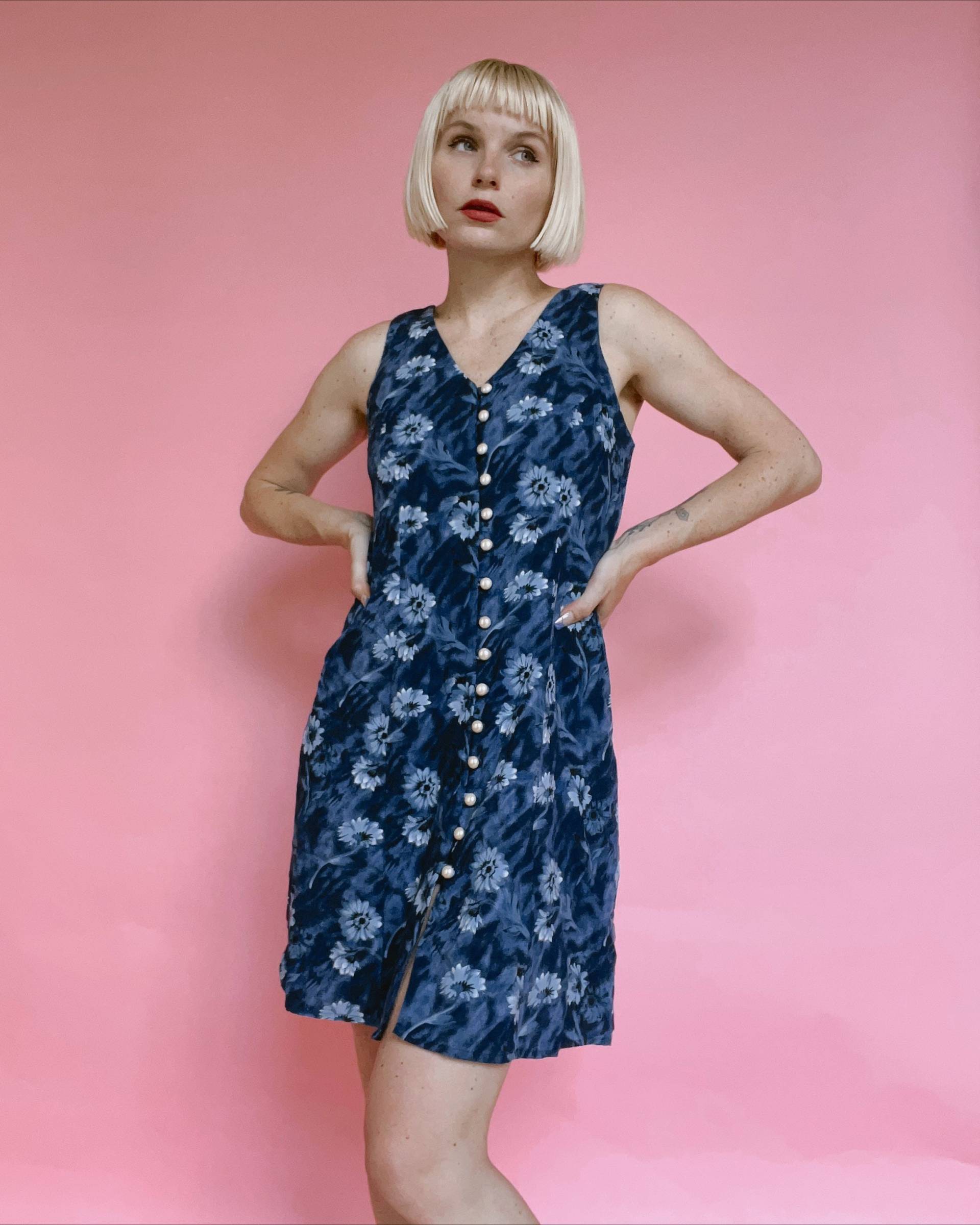 Vintage 90Er Jahre Blaues Blumen Button Down Kleid von TheMetalRomanticShop