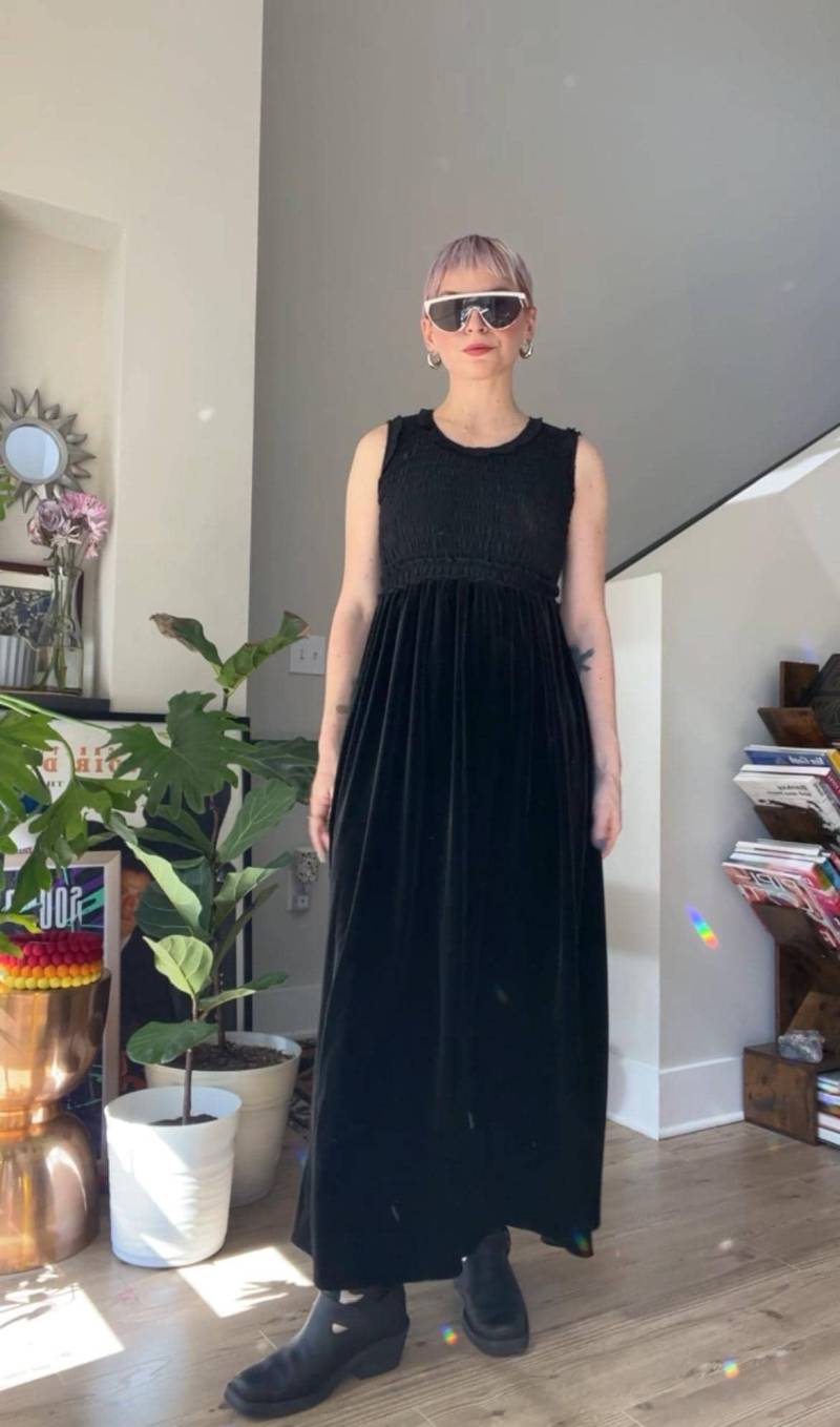 Vtg 90Er Jahre Max Studio Schwarz Samt Shirred Maxi Kleid von TheMetalRomanticShop