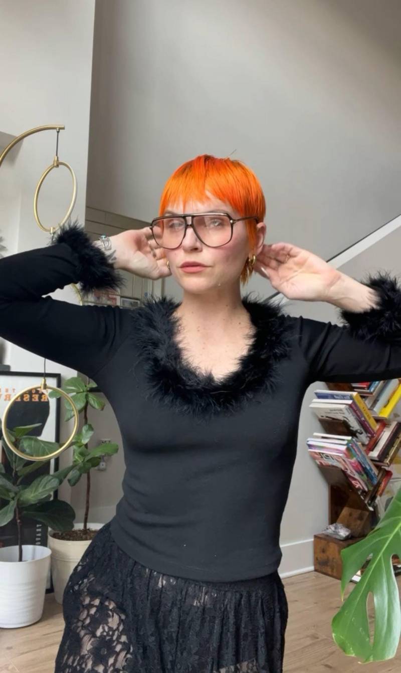 Vtg 90S Schwarzes Langarm Top Mit Federbesatz von TheMetalRomanticShop