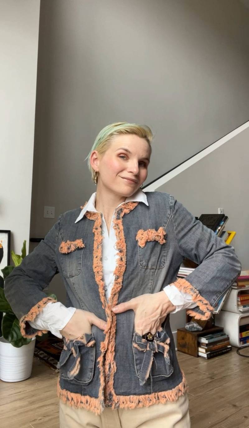 Vtg Ausgeblichene Jeansjacke Mit Pfirsich Fray + Schleifentaschen von TheMetalRomanticShop