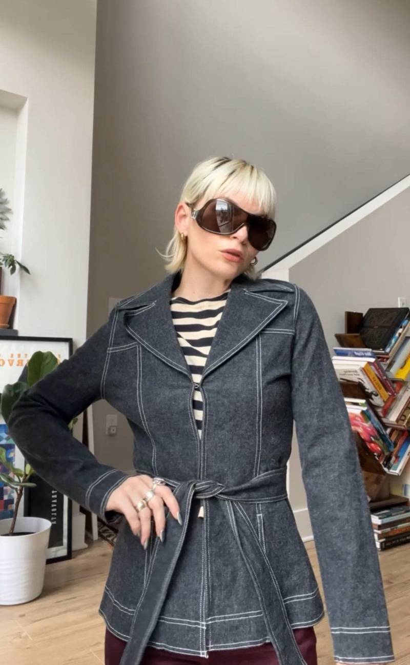 Vtg Y2K Graue Jeansjacke Mit Bindegürtel Und Kontraststreifen von TheMetalRomanticShop