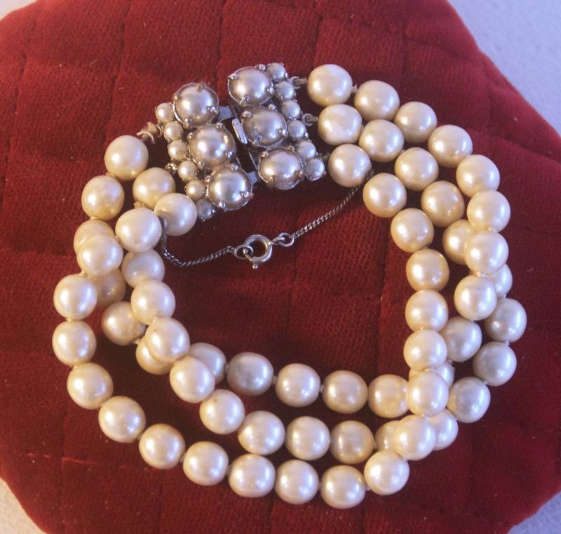 Vintage Original Authentisch Signiert Christian Dior Yves Saint Laurent Haute Couture Paris 3-Rang Perlenarmband Designer Made in France Vintage Original Authentisch Signiert Christian Dior Yves Saint Laurent Haute Couture Paris 3-Rang Perlenarmband Designer Made in France von TheMetaphysicalStuff