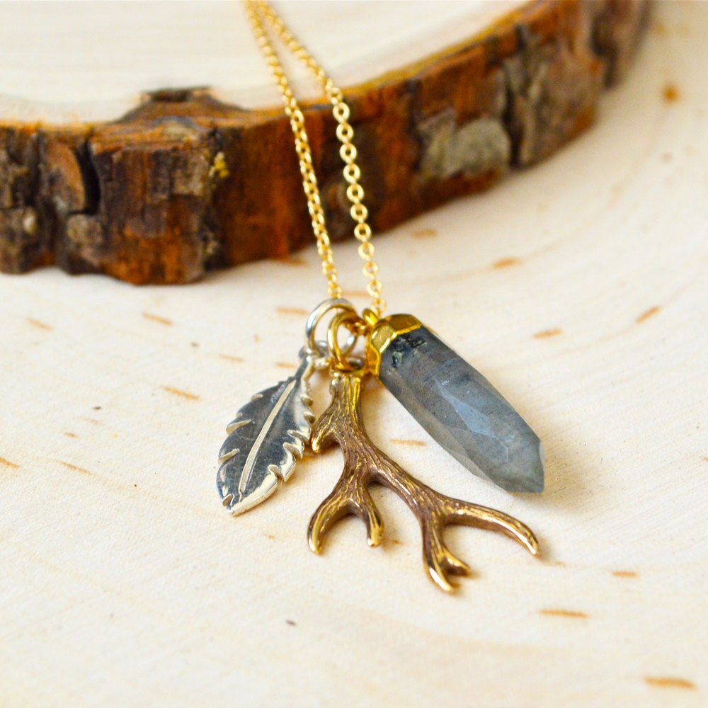 Natur Bronze Hirschgeweih, Sterling Silber Feder, Labradorit Spike Anhänger, Talisman Charm Halskette Natur Bronze Hirschgeweih, Sterling Silber Feder, Labradorit Spike Anhänger, Talisman Charm Halskette von TheMidnightBella