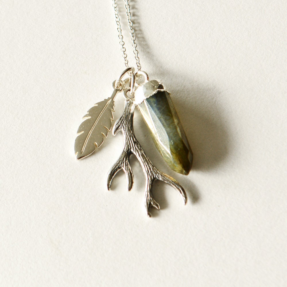 sterling Silber Hirschgeweih, Feder Und Labradorit Spike Charm Talisman Halskette sterling Silber Hirschgeweih, Feder Und Labradorit Spike Charm Talisman Halskette von TheMidnightBella