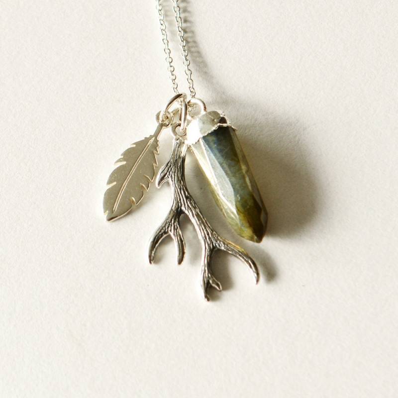 sterling Silber Hirschgeweih, Feder Und Labradorit Spike Charm Talisman Halskette sterling Silber Hirschgeweih, Feder Und Labradorit Spike Charm Talisman Halskette von TheMidnightBella