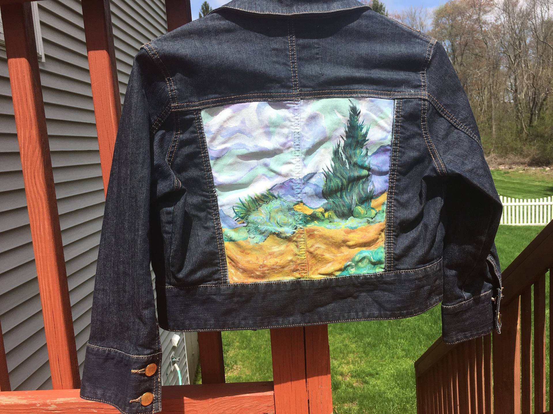 Abgeschnittene Dunkle Waschen Jeansjacke Von Hand Bemalt Mit Van Gogh Es A Wheat Feld Zypressen Abgeschnittene Dunkle Waschen Jeansjacke Von Hand Bemalt Mit Van Gogh Es A Wheat Feld Zypressen von TheMinsaCollection