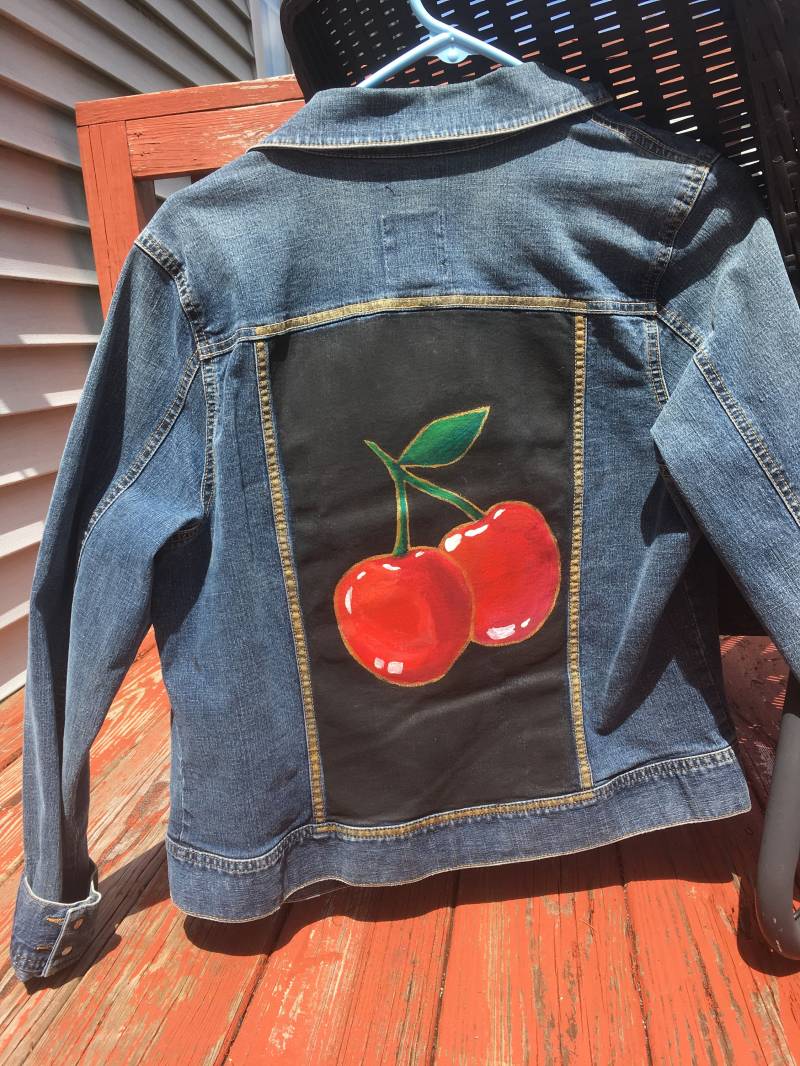 Handbemalte Kirschen Auf Einer Jeansjacke Mit Goldenen Akzenten von TheMinsaCollection