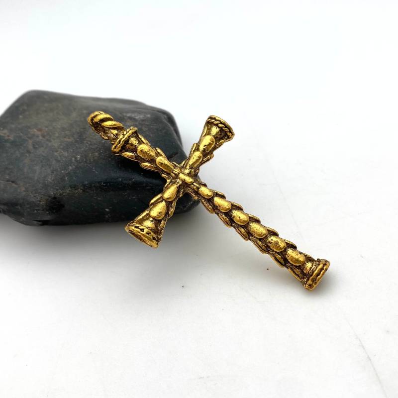 Twisted Layered Gold Farbe Metall Kreuz Anhänger | Erhältlich in 2 Optionen | Mc29 von TheModAnt