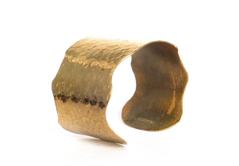 Vintage Dionne Armband - Messing Manschette Goldton Gehämmerte Textur von TheModOwl