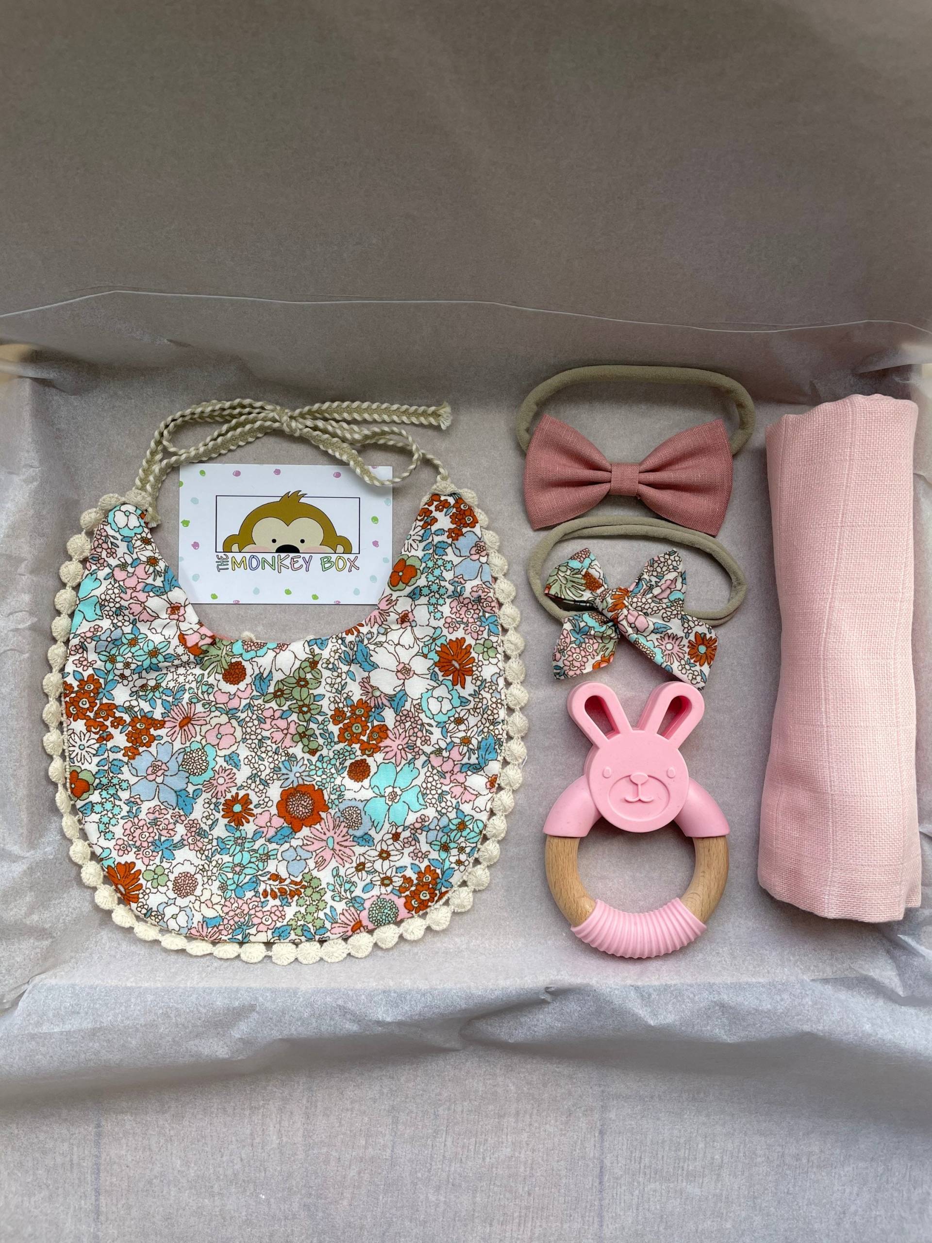 Briefkasten Baby Geschenk, Neugeborenes Mädchen Lätzchen Geschenk Set, Und Passendes Stirnband, Florales Vintage von TheMonkeyBox