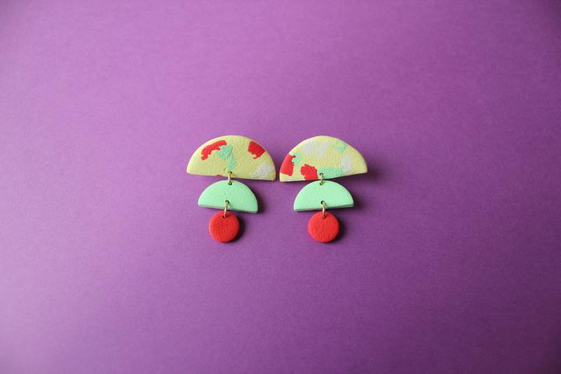 Terrazzo Halbkreis Ohrringe Aus Polymer Clay - in Gelb, Mint Und Rot von TheMonsterInMyAttic