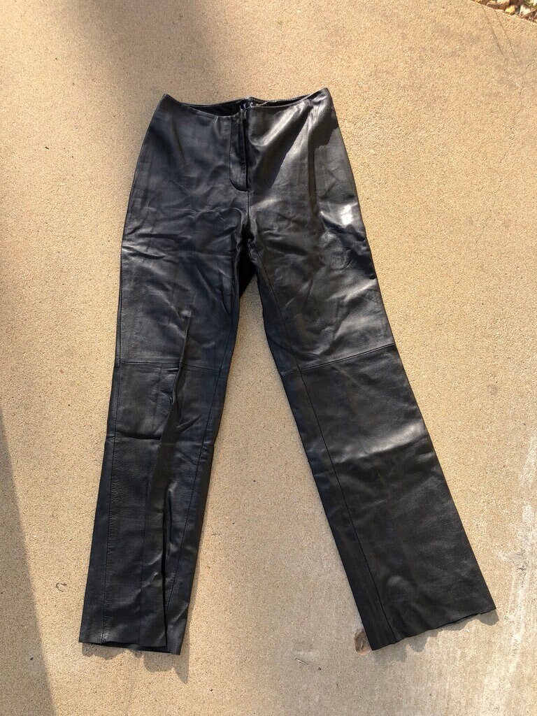 Vintage Schwarze 100% Lederhose in Größe 4 Zierliche Gerade Beinausschnitt Entspannte Passform von TheMoodyClub