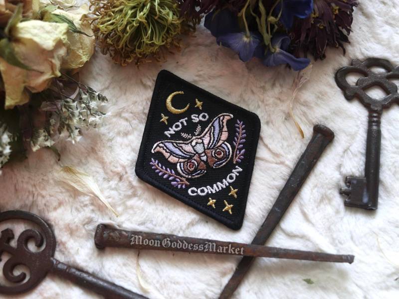 Motte Aufnäher "Not So Common" Moon & Sterne Bügelbild | Witchy Geschenk von TheMoonGoddessMarket