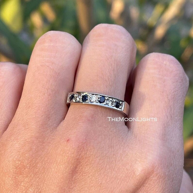 0.77Ct Wunderschönes Channel Set Weiß & Blau Saphir Halb Ewigkeit Hochzeit Stapelband, Daily Wear 925 Silber 7 Stein Verlobungsband von TheMoonLights