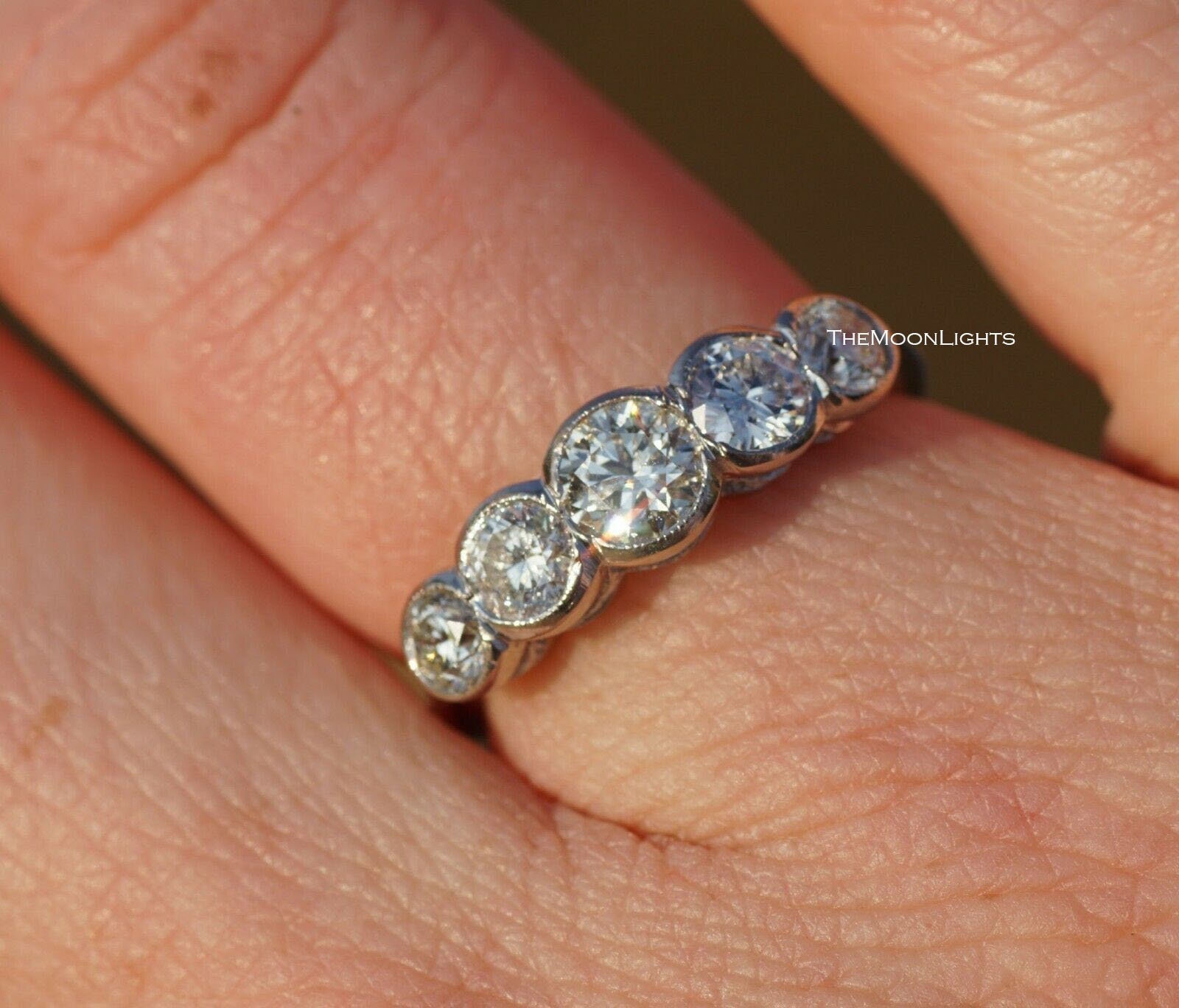 1.40Ct Rundschliff Simulierter Lünette Ring, 5 Stein Diamant Fünf Ehering, Frau Band, 925 Sterling Silber Zirkonia Ring von TheMoonLights