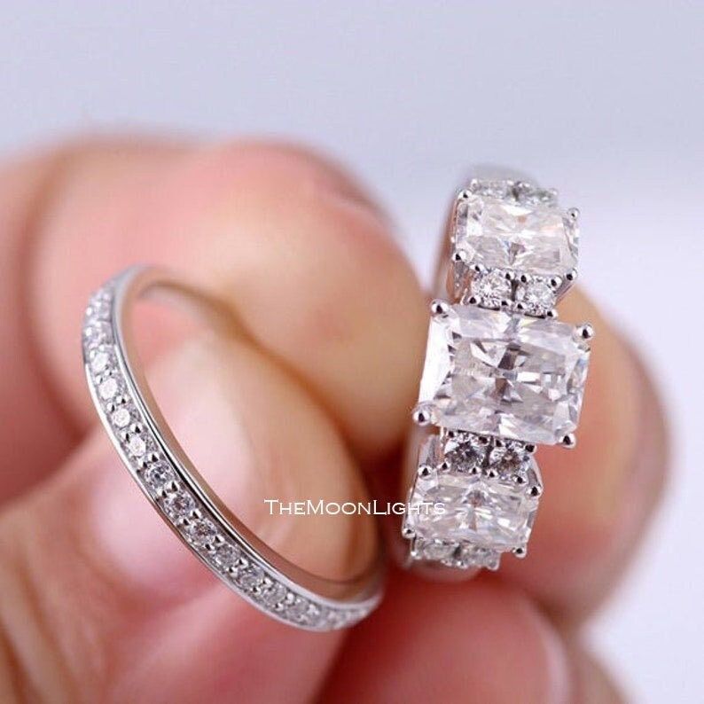 4.90Tcw 3 Stone Radiant Cut Diamant Verlobungsring Set, Luxuriöses Stein Ring Passendes Lab Diamond Set von TheMoonLights