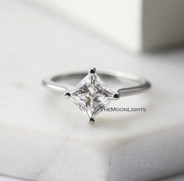 Einzigartige Kite Fassung 7mm Princess Cut Diamant Verlobungsring, 925 Silber Solitär Ehering, Hochwertiger 1.90Ct Zirkonia Ring von TheMoonLights