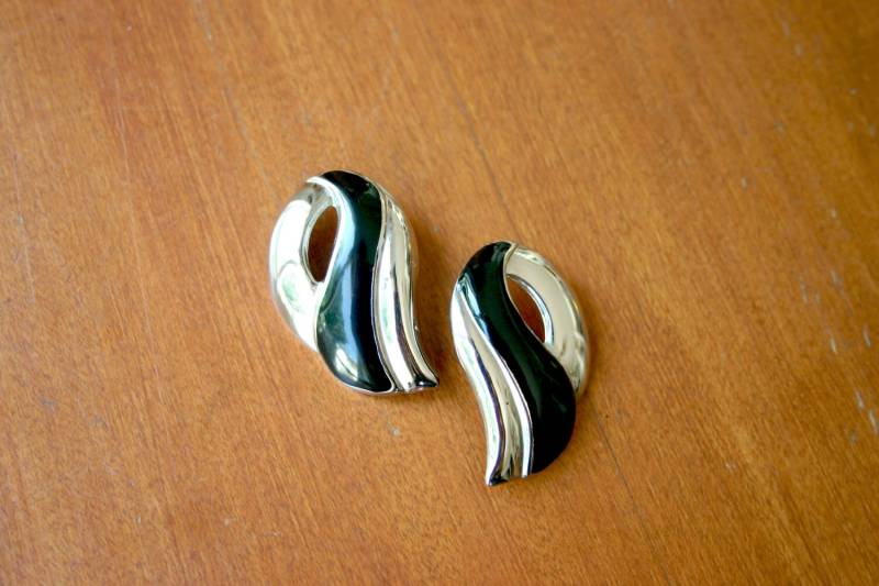 Vintage Silber Ohrringe Sterling Schwarz Emaille Filigrane Wave Stil Twists Beiträge Metall 1960Er Jahre von TheMoonandMint