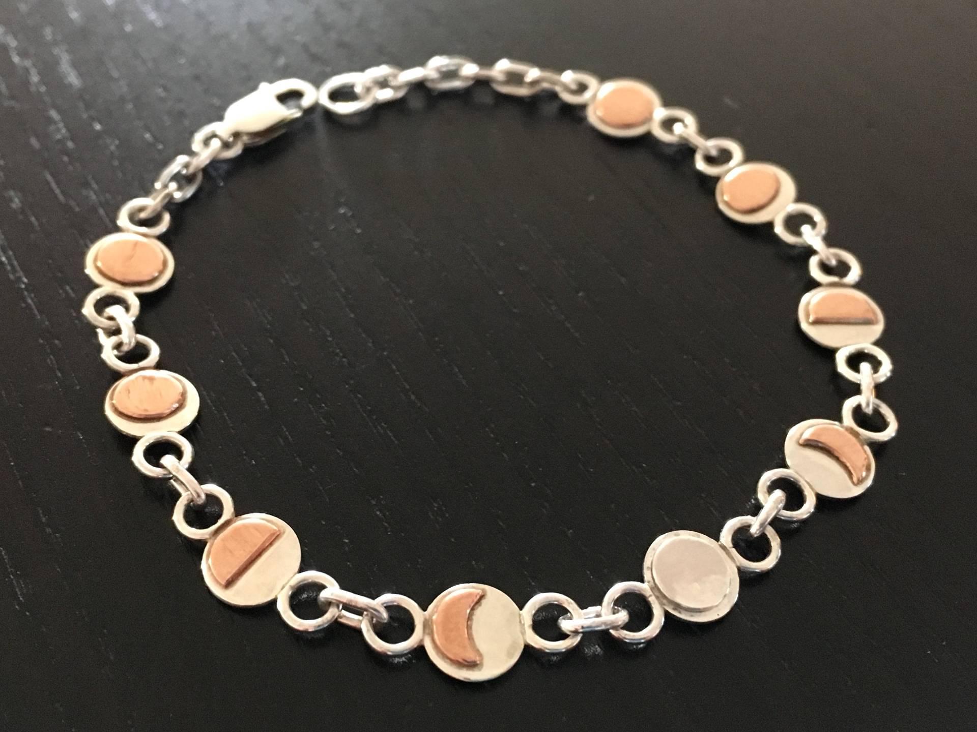 Zartes Mondphasen Armband Zartes Mondphasen Armband von TheMoonlightMyth