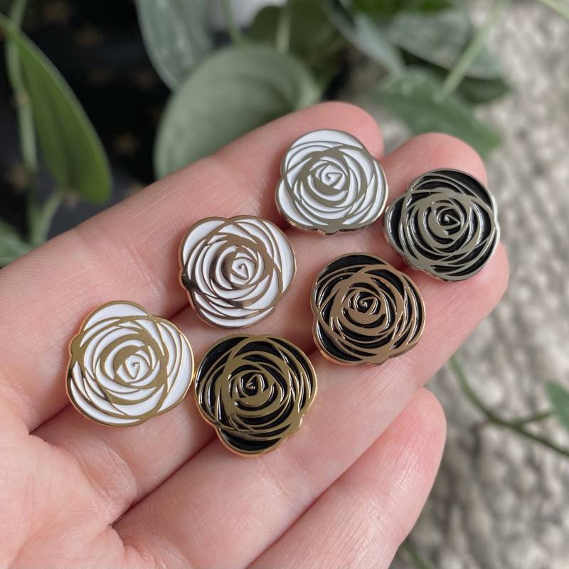 Schwarze Oder Weiße Rose Emaille Pin Anstecker von TheMourningStarbyAli