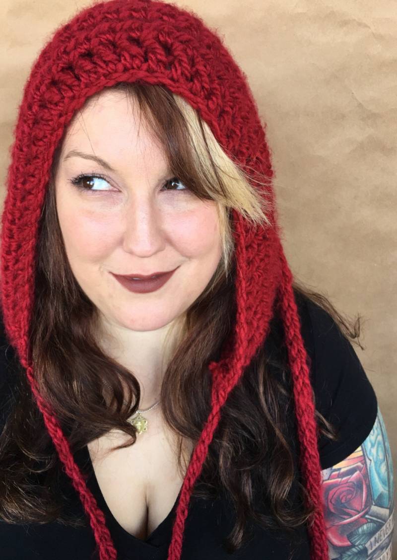 Erwachsenen Häkeln Kapuze Mit Quasten, Rot Riding Hood, Handarbeit Märchen-Haube von TheMulberryMoose