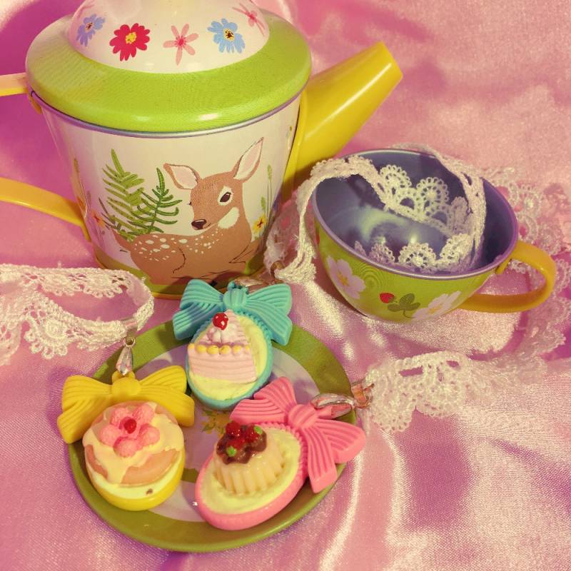 Lassen Sie Sie Eat Cake - Spitzen-Halsband Mit Konfekt-Anhänger Lassen Sie Sie Eat Cake - Spitzen-Halsband Mit Konfekt-Anhänger von TheMutinousMermaid