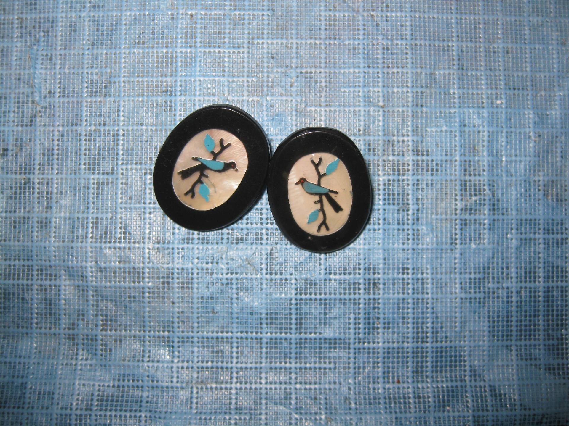 Seltene Exquisite Oval Style Tree Hallow Blue Birds Of N. C. Frauen Mode Ohrhänger von TheNCPicker