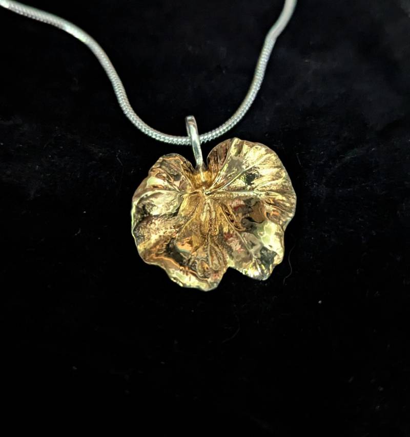 Sweet Pea Petal Argentium Silber Mit Goldplattendetail Anlaufgeschützt/Hypoallergen von TheNatureSmithUK