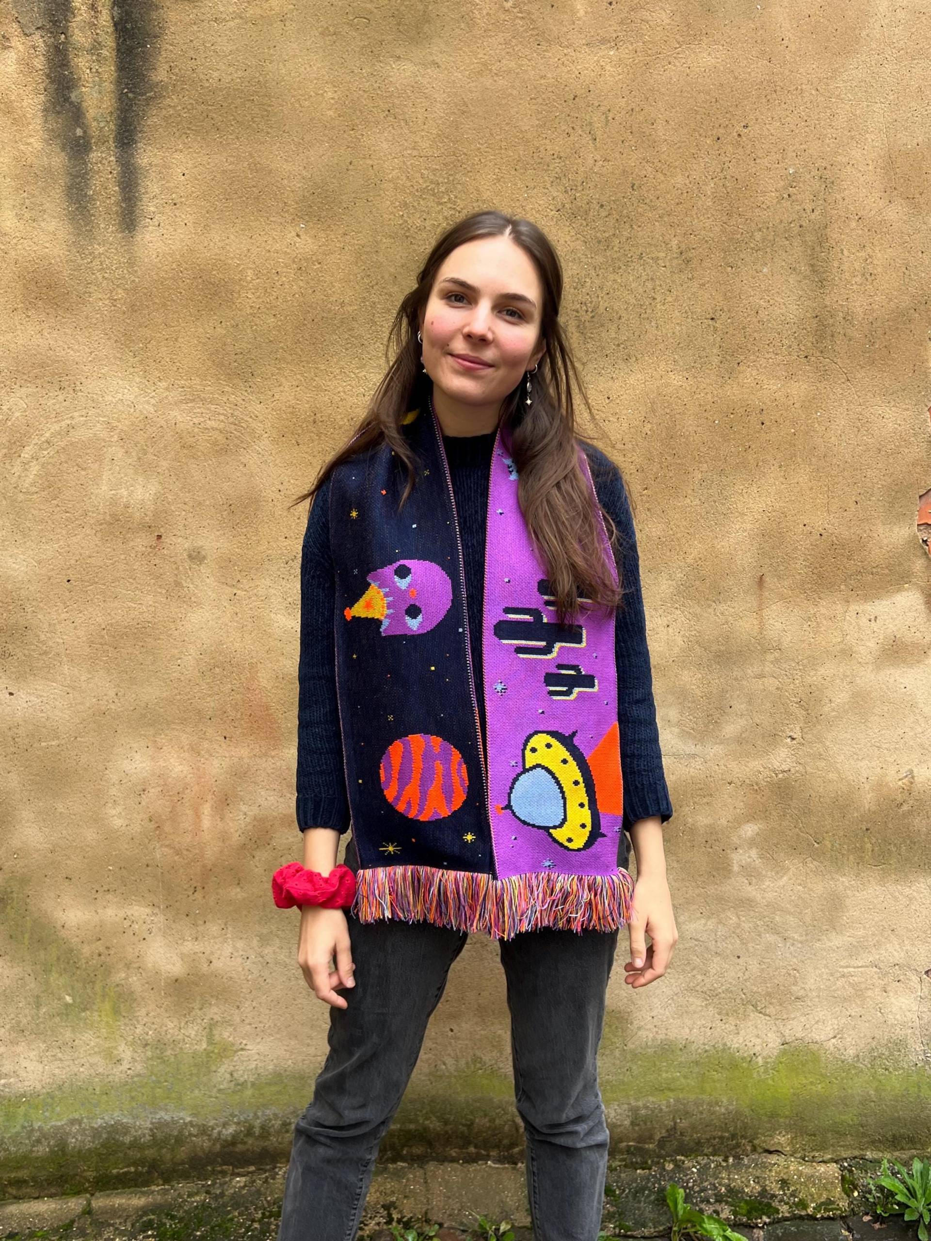 Katzen Weltall Schal Mit Ufo Wüste - Bunter Strickschal Neon Elementen Ausgefallenes Accessoire Für Winter Und Herbst Katzen Weltall Schal Mit Ufo Wüste - Bunter Strickschal Neon Elementen Ausgefallenes Accessoire Für Winter Und Herbst von TheNaughtyDistrict