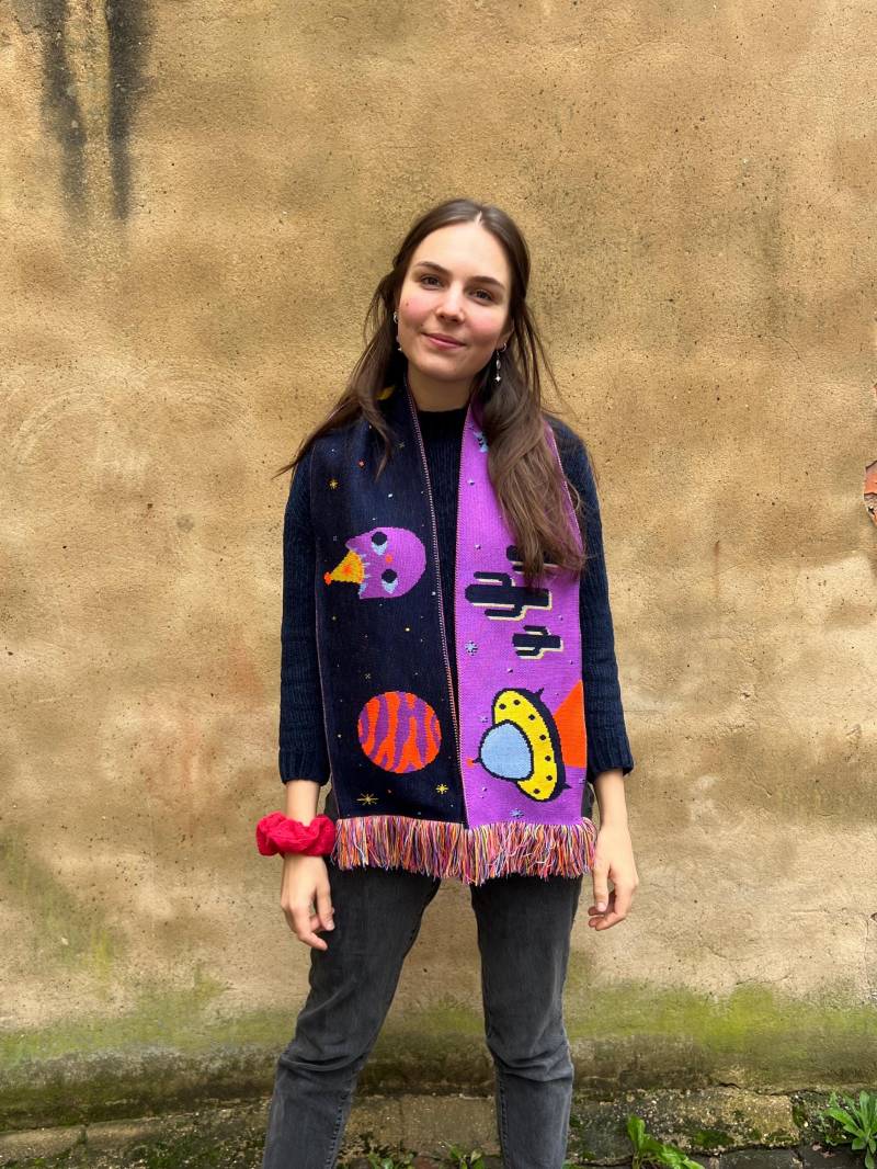 Katzen Weltall Schal Mit Ufo Wüste - Bunter Strickschal Neon Elementen Ausgefallenes Accessoire Für Winter Und Herbst Katzen Weltall Schal Mit Ufo Wüste - Bunter Strickschal Neon Elementen Ausgefallenes Accessoire Für Winter Und Herbst von TheNaughtyDistrict