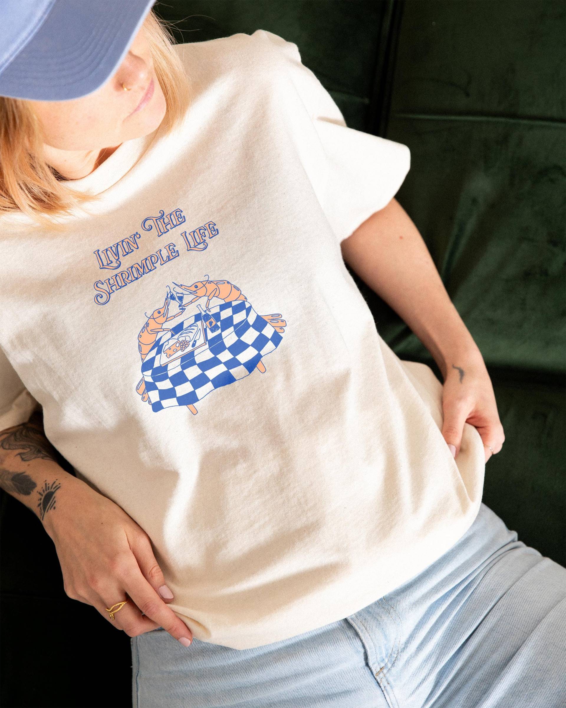 Unisex Siebdruck T-Shirt Mit Lustiger Shrimp Illustration - Einzigartiges Shirt Sommerlichem Tier Motiv Für Den Sommer La Dolce Vita Unisex Siebdruck T-Shirt Mit Lustiger Shrimp Illustration - Einzigartiges Shirt Sommerlichem Tier Motiv Für Den Sommer La Dolce Vita von TheNaughtyDistrict