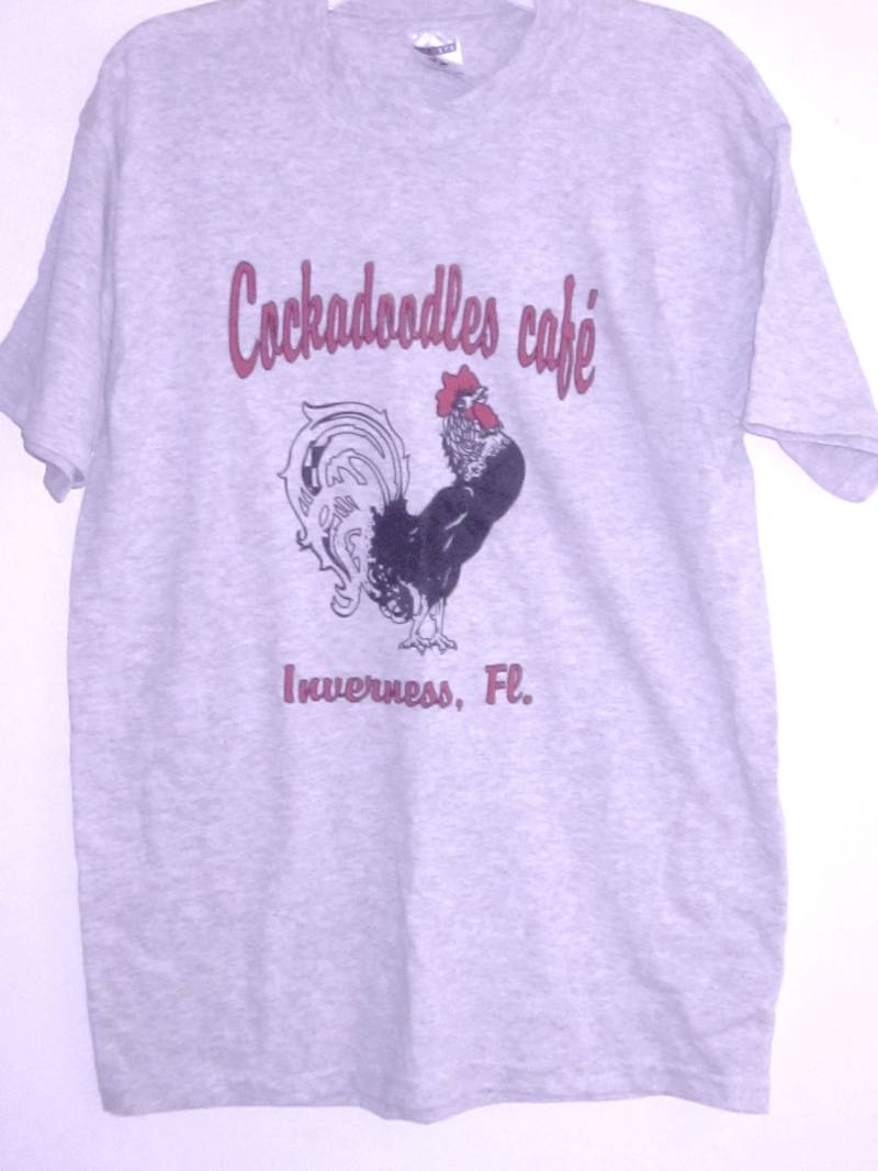 Vintage Souvenir Cockadoodles Cafe Inverness, Fla T-Shirt-Humorvolle Heather Grau Baumwolle T-Shirt-Größe S von TheNerdBoyfriend