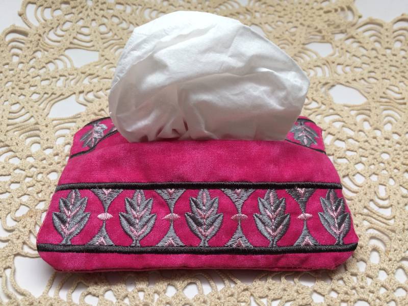 Pink Gestickter Taschentücherhalter von TheNestledOwl