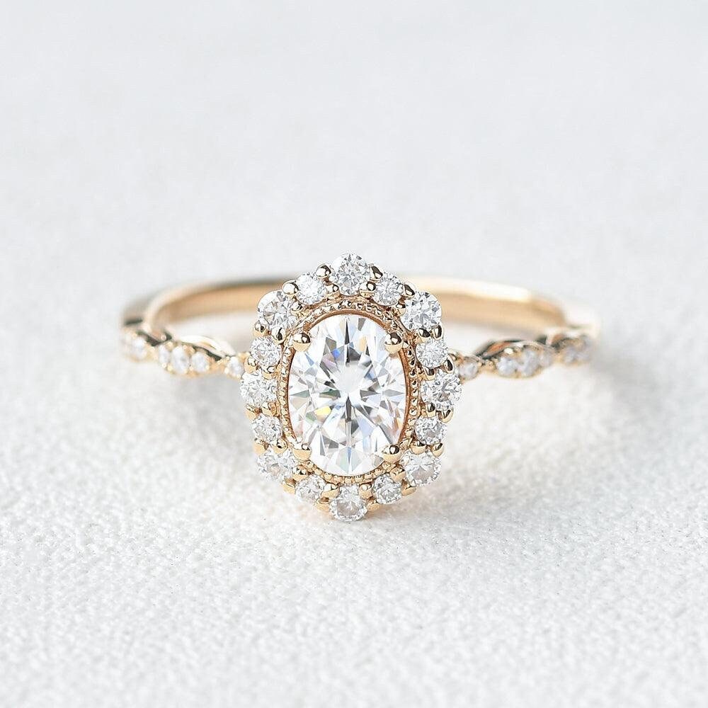 1.00 Ct Oval Cut Bezel Set Perlen Ring, Halb Eternity Brautring, Halo Moissanite 14K Gelbgold Verlobungsring, Vintage Stil Ring von TheNexusJewel