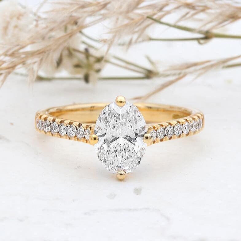 Oval Cut Moissanite Verlobungsring, Halbe Ewigkeit Pave Diamant Ring, 10K/14K/18K Gelbgold Vorschlag Ring Für Sie, Braut Geschenk von TheNexusJewel