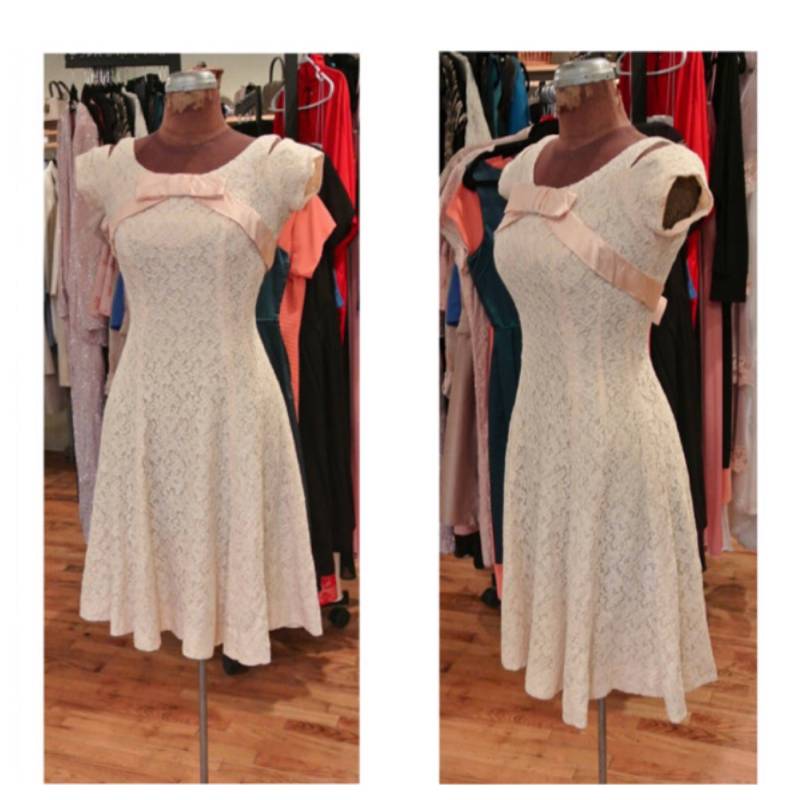 1950Er Jahre Creme Und Rosa Spitze Party Kleid Vintage Midi Seide Satin Cocktailkleid Kurzes Hochzeitskleid Abschlusskleid Kalte Schulter von TheNinesNYC