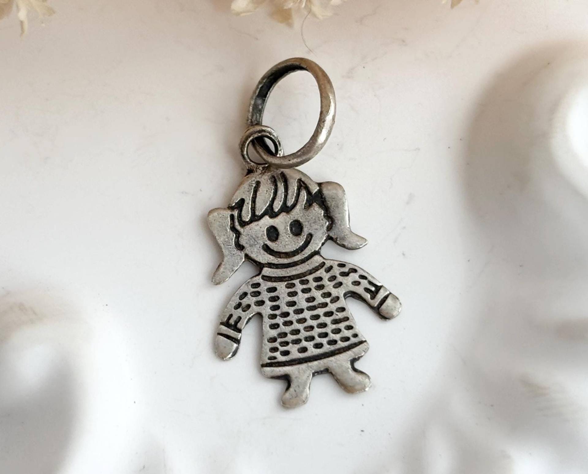 950 Silber Kleines Mädchen Geformt Geschnitzt Handgeschnitzt Teeny Winzigen Figural Little Cute Vintage Anhänger von TheNostalgiaHaus