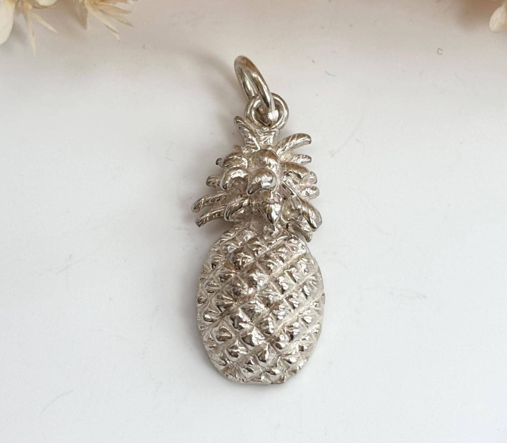 Ananas Form Hand Geschnitzt Fruchtförmige Sterling Silber 925 Vintage Anhänger von TheNostalgiaHaus