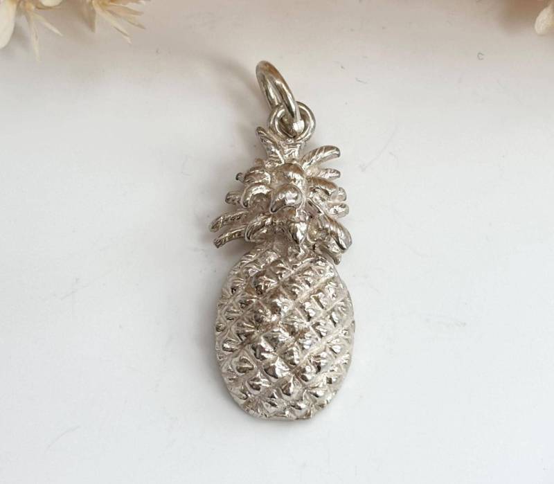 Ananas Form Hand Geschnitzt Fruchtförmige Sterling Silber 925 Vintage Anhänger von TheNostalgiaHaus