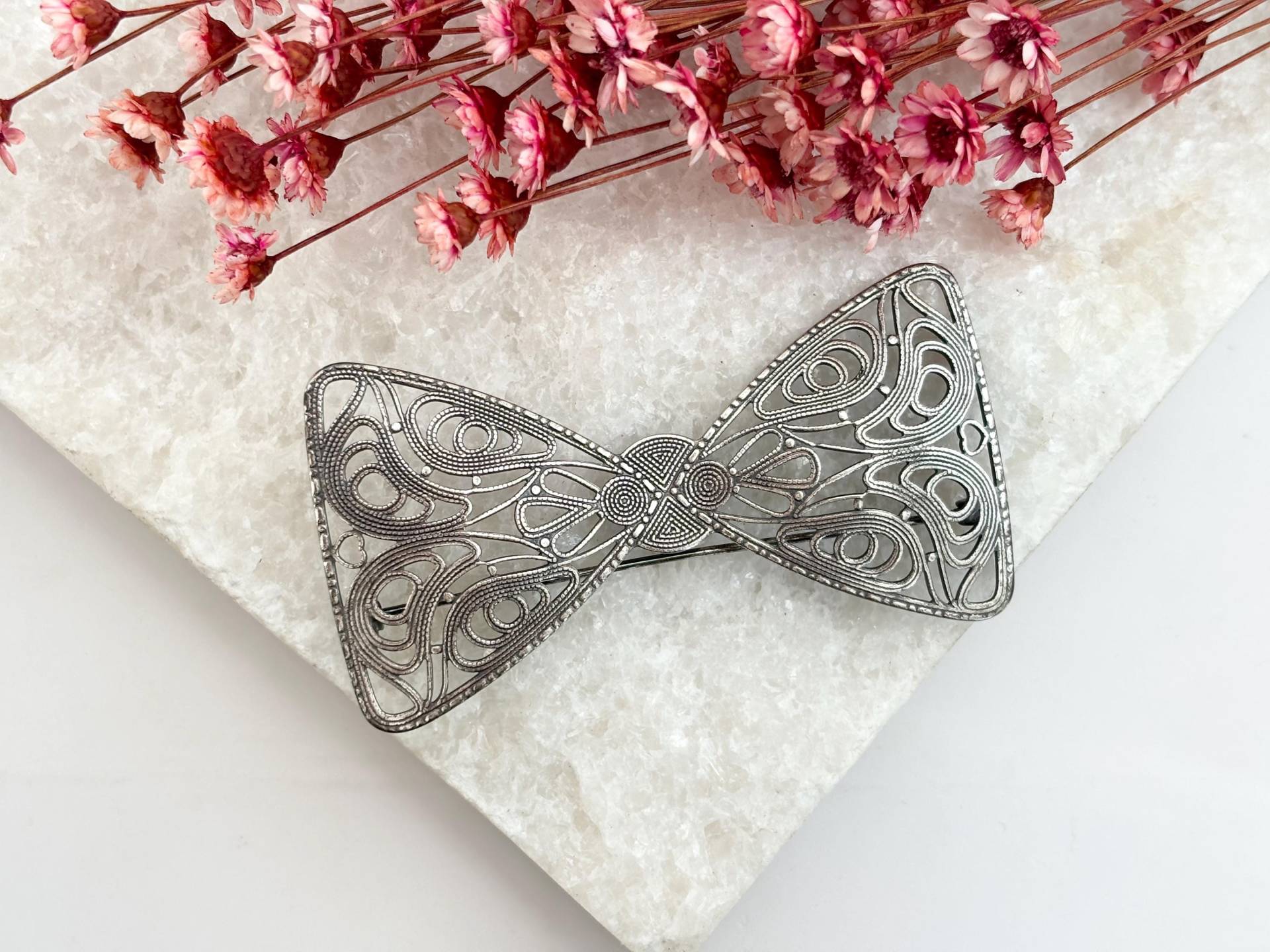 Art Deco Große Xl Vintage Texturierte Verzierten Handgefertigte Cannetille Style Fliege Brosche Pin von TheNostalgiaHaus