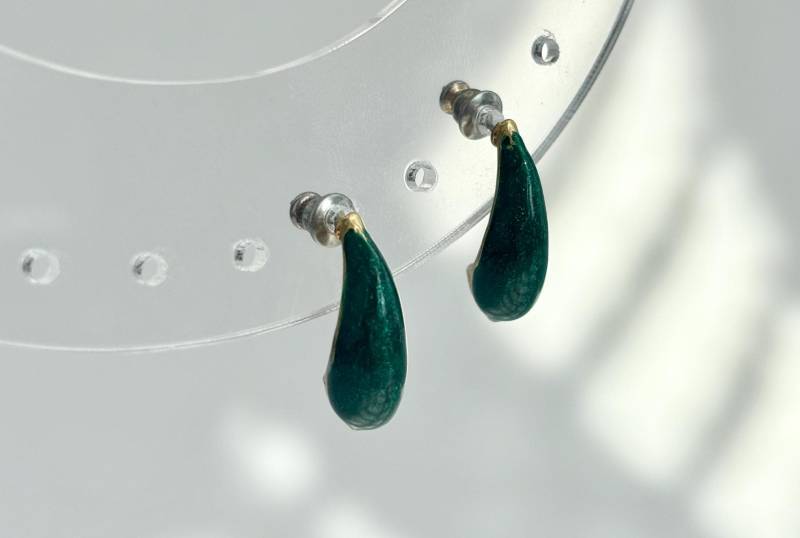 Art Deco Grün & Gold Glitzernde Vintage Tearop Minimalist Teardrop Ohrringe von TheNostalgiaHaus