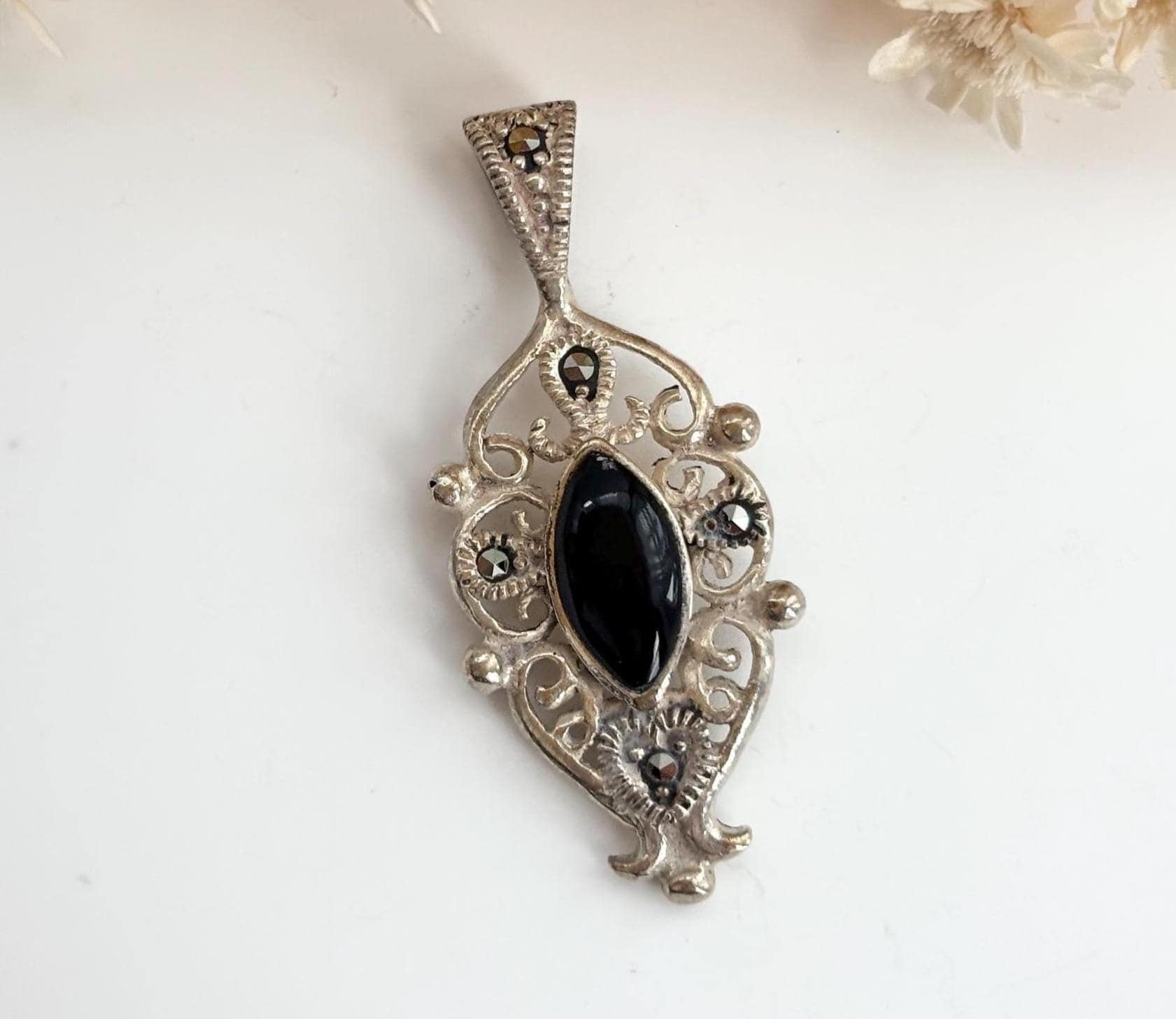 Art Deco Schwarz Onyx Akzentuiert Sterlingsilber Modernist Markasiten Handgeschmiedeter 925 Vintage Statement Anhänger von TheNostalgiaHaus