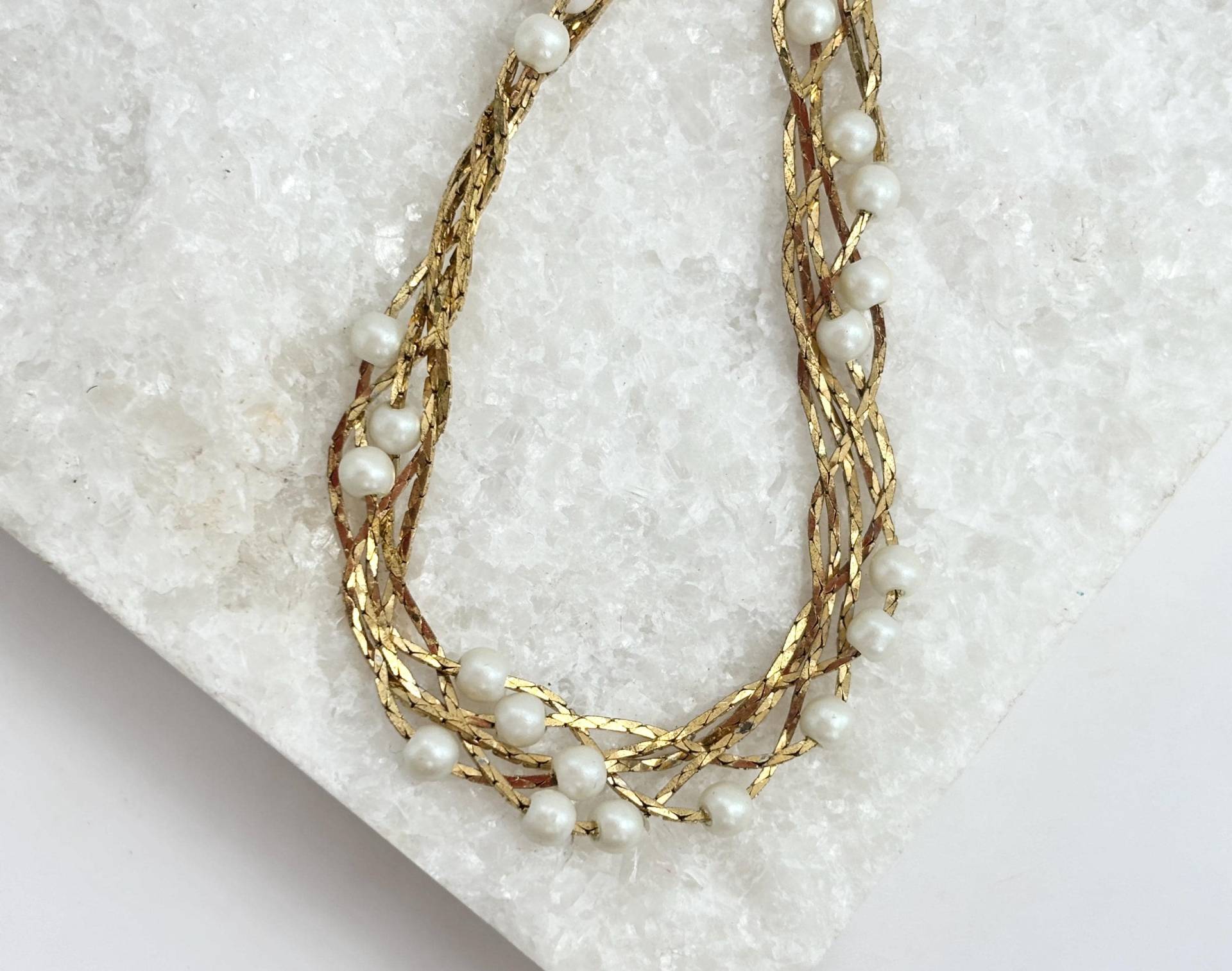 Avon Goldfarbene Cobra-Kette Geflochtene Multi-Ketten-Weinlese-Perlen Geschmückt Lange Vintage-Halskette von TheNostalgiaHaus