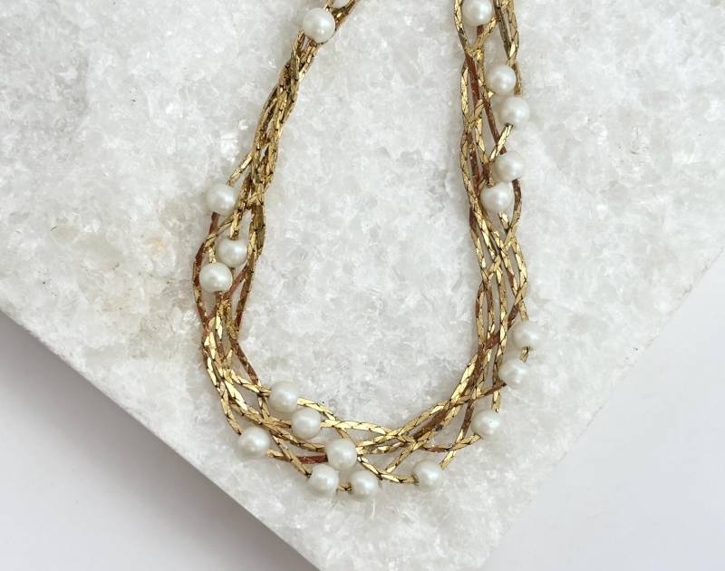 Avon Goldfarbene Cobra-Kette Geflochtene Multi-Ketten-Weinlese-Perlen Geschmückt Lange Vintage-Halskette von TheNostalgiaHaus