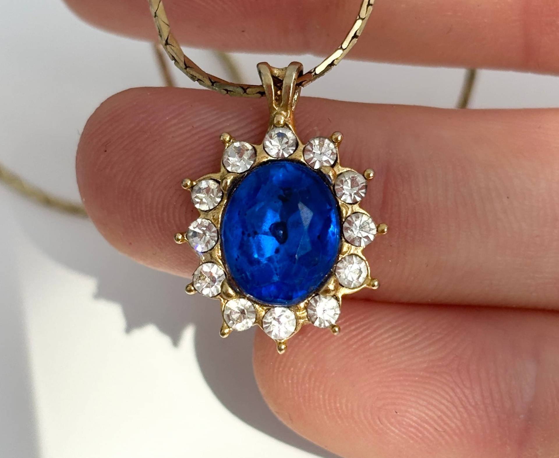 Blauer Saphir Zirkonia Goldfarbene Vintage Oval Edelstein Anhänger Halskette - 46 cm von TheNostalgiaHaus