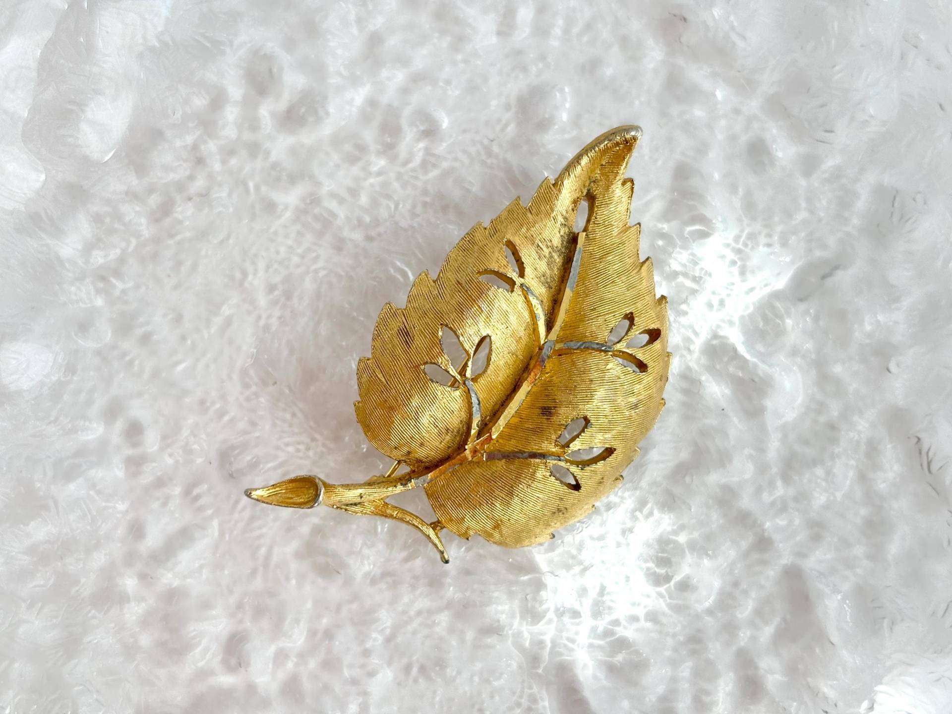 Bsk Signierte Goldfarbene Blatt | Laubwerk Herbstliche Cutout 80Er Jahre Vintage Brosche von TheNostalgiaHaus