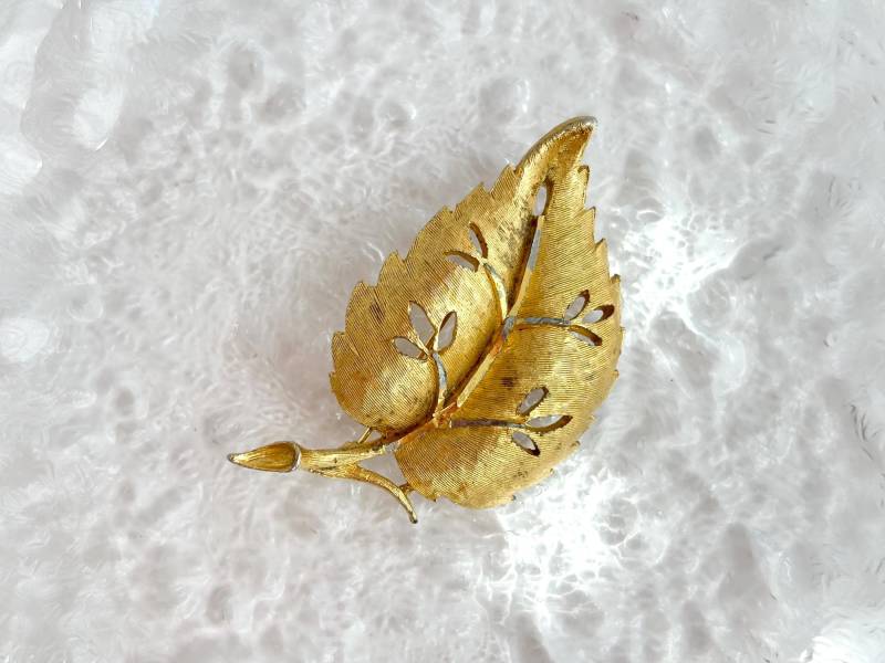 Bsk Signierte Goldfarbene Blatt | Laubwerk Herbstliche Cutout 80Er Jahre Vintage Brosche von TheNostalgiaHaus