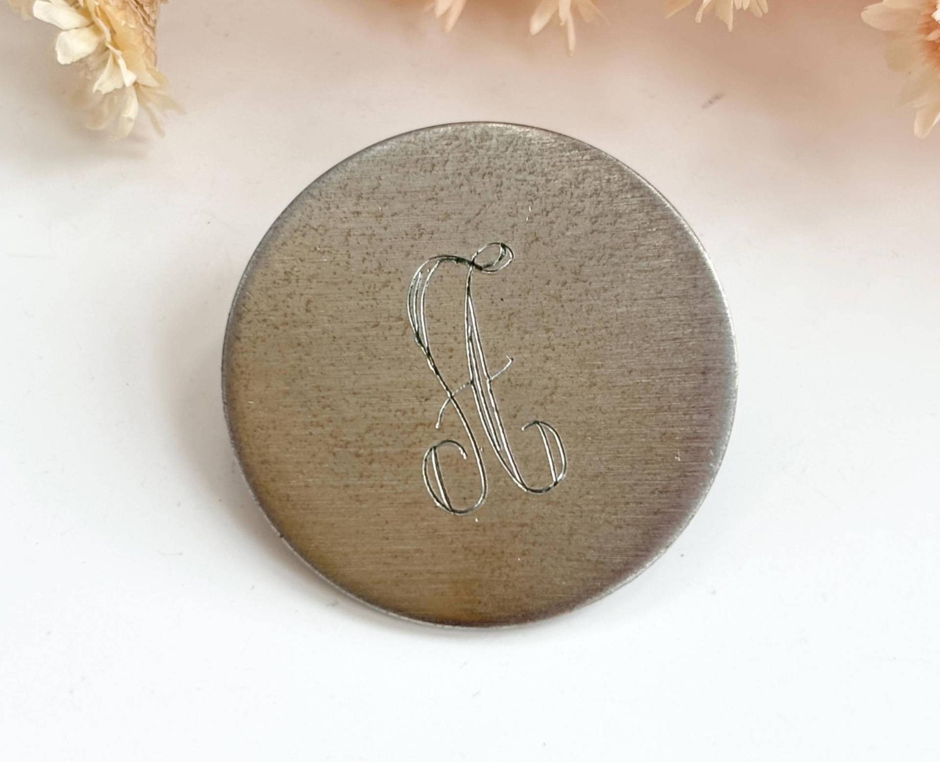 Buchstabe "A" Silberfarbene Runde Monogrammierte Vintage Brosche Anstecknadel." von TheNostalgiaHaus
