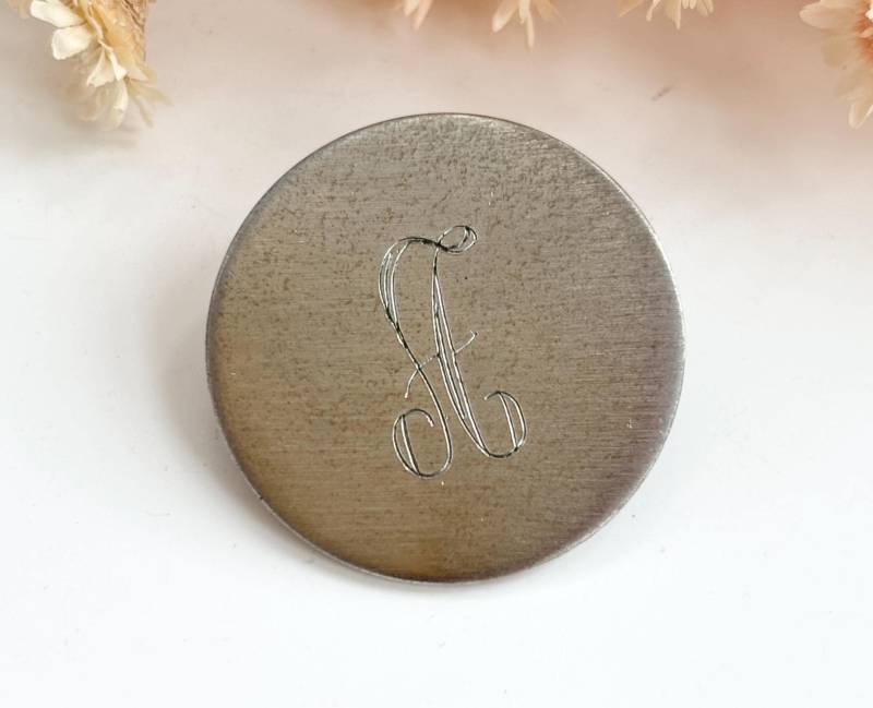 Buchstabe "A" Silberfarbene Runde Monogrammierte Vintage Brosche Anstecknadel." von TheNostalgiaHaus
